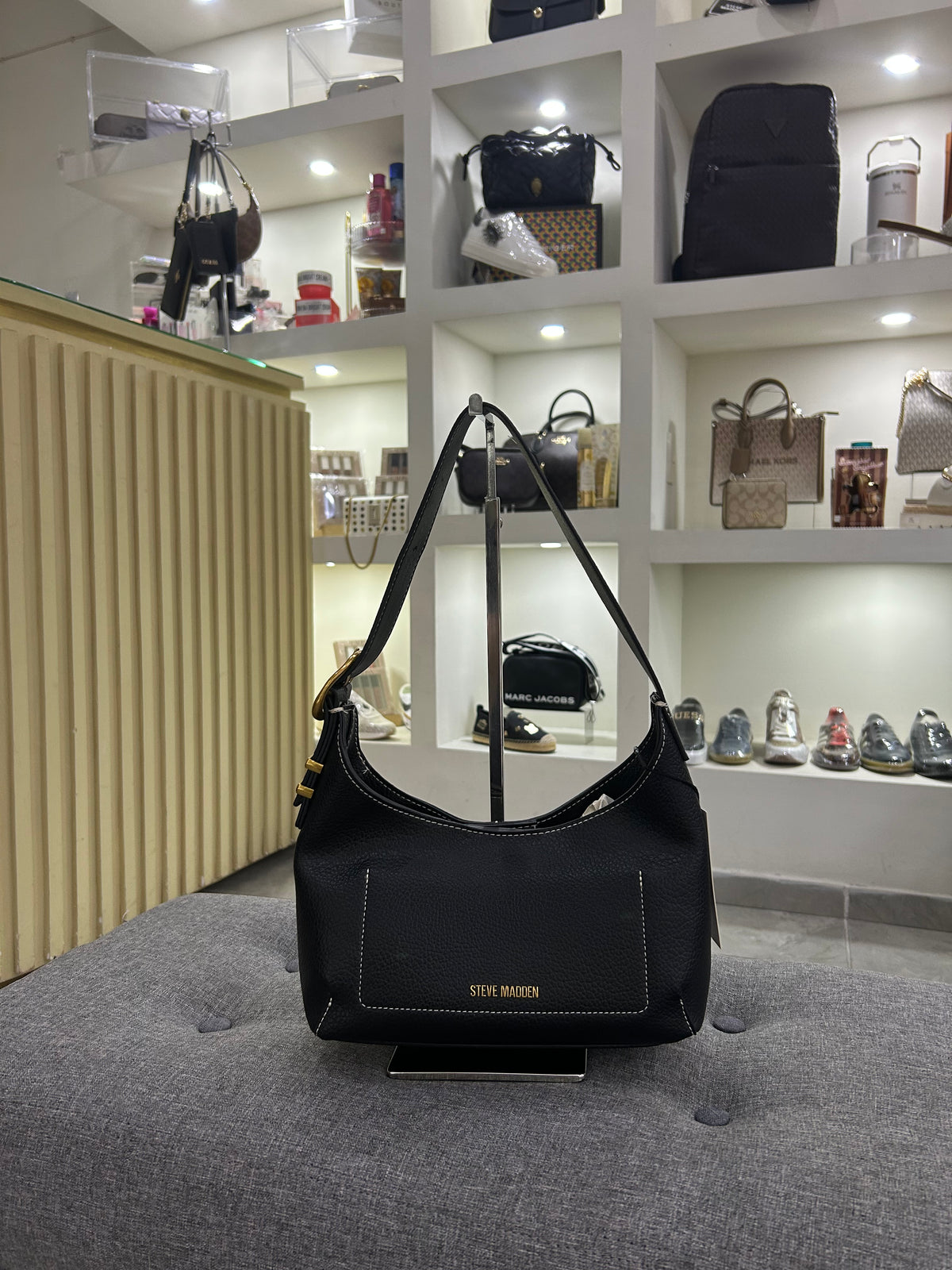 Bolsa Steve madden negra chica letras doradas