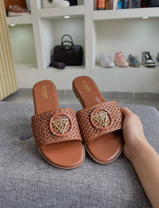 Sandalia Guess cafe talla 5 mx