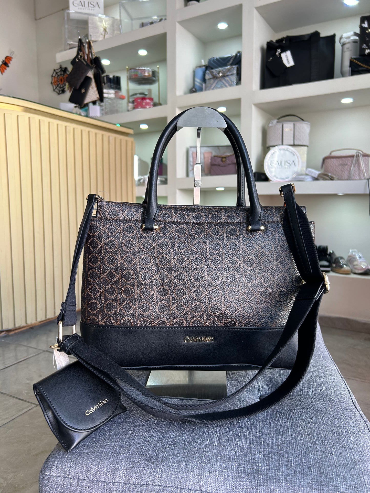 Bolsa Calvin Klein cafe estampada asa negra