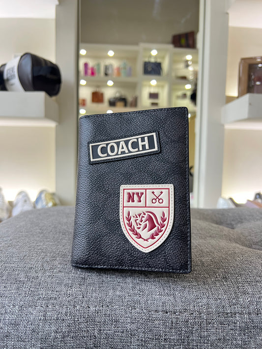 Funda de pasaporte Coach negra estampada