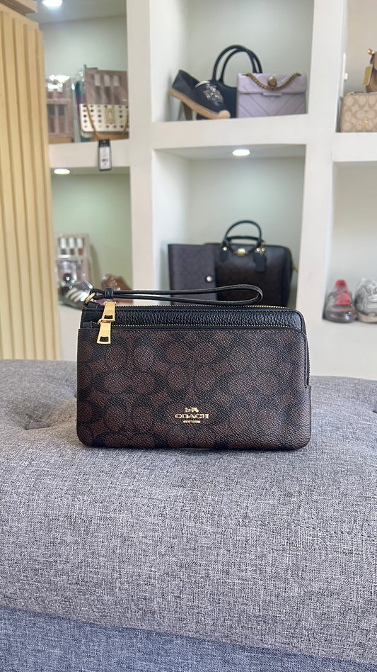 Muñequera Coach grande doble cierre estampada negra cafe obscuro