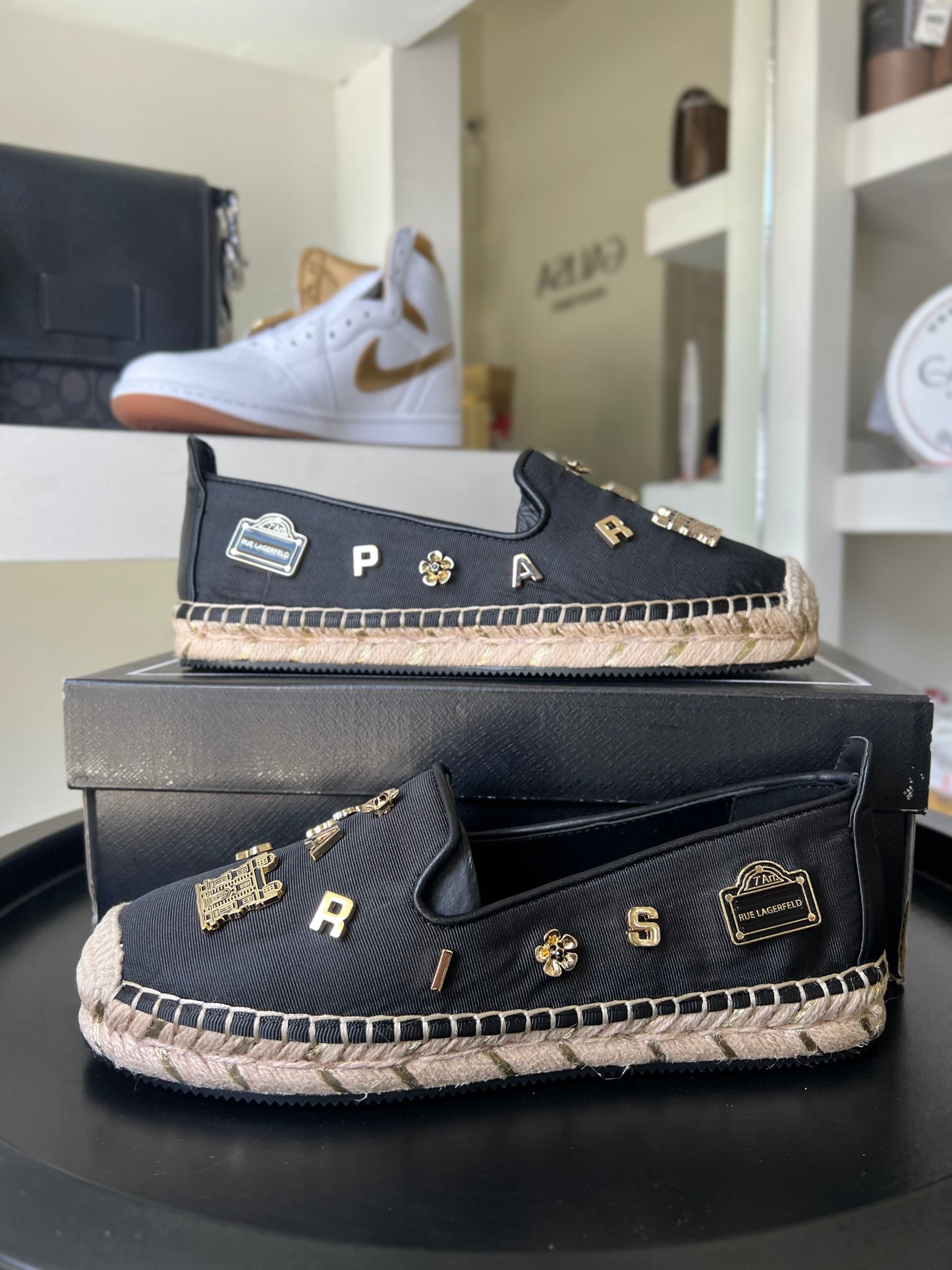 Espadrille Karl Lagerfeld negra pins dorados
