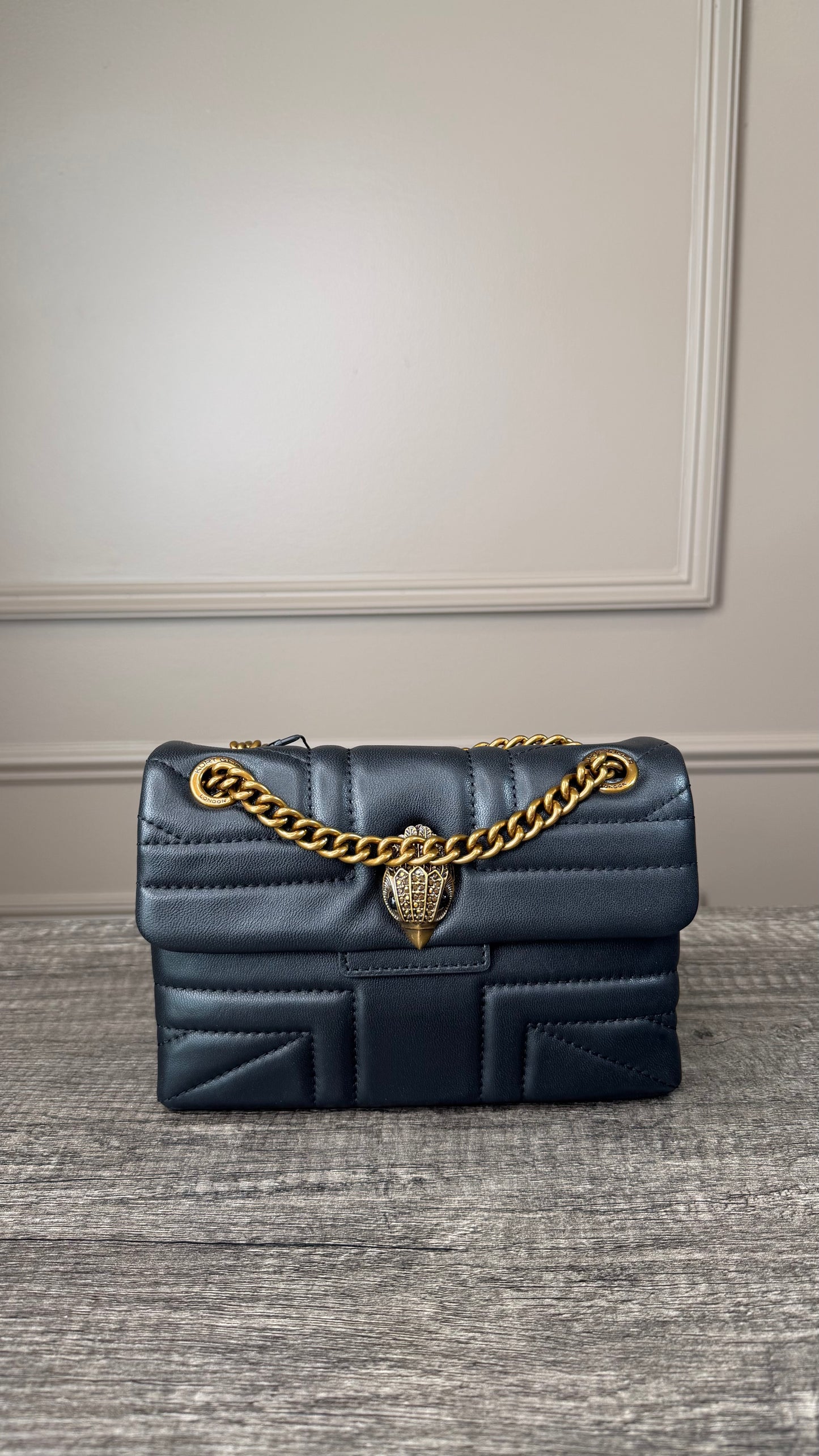 Bolsa Kurt geiger negra lisa con dorado
