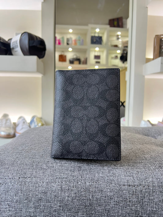 Funda de pasaporte Coach negra estampada