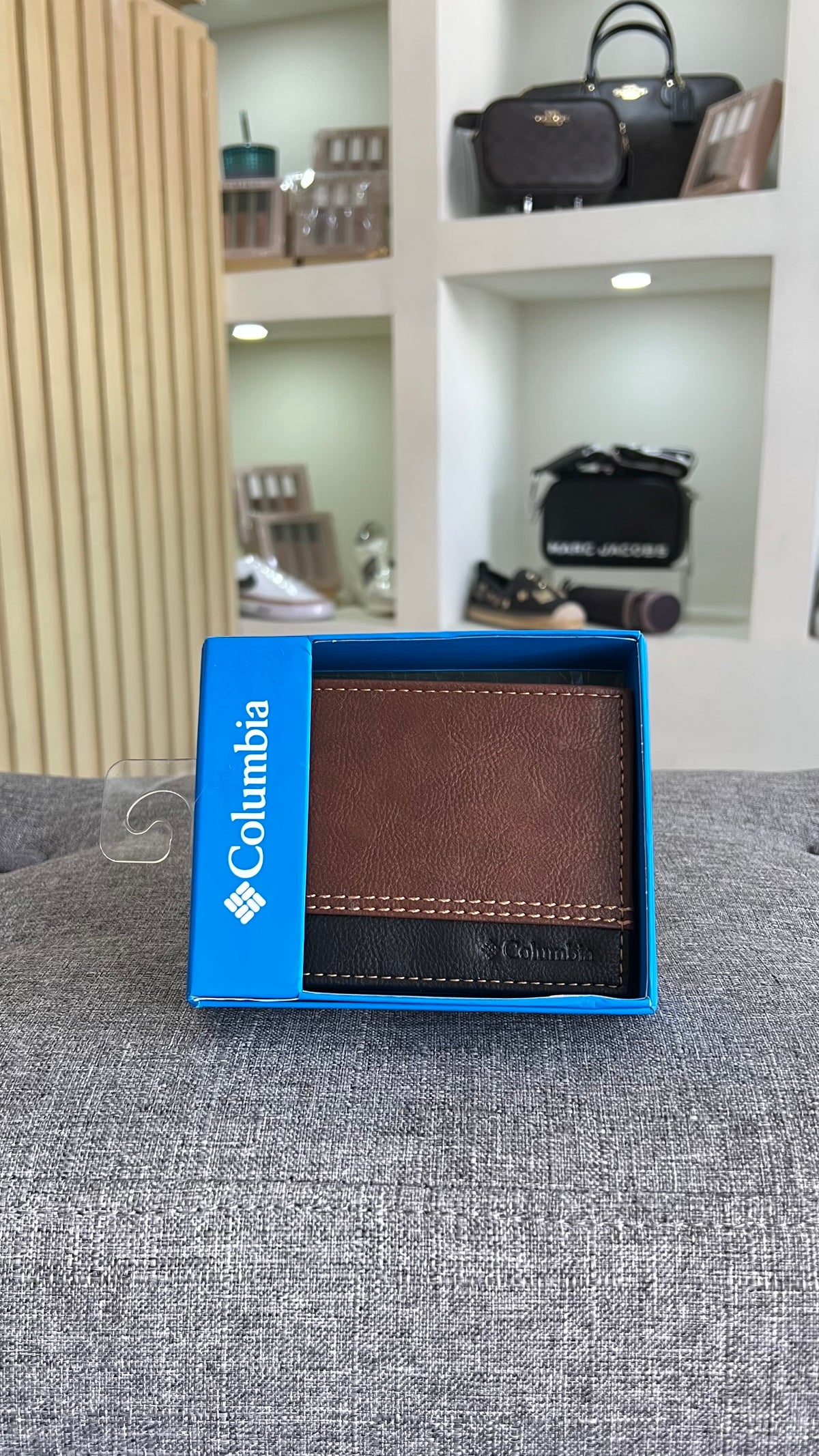 Cartera Columbia cafe con negro hombre