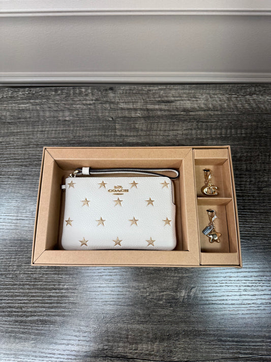 Muñequera Coach beige con estrellas y 2 charms extra