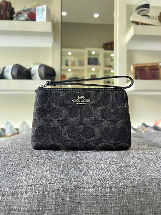 Muñequera Coach chica negra estampada de tela
