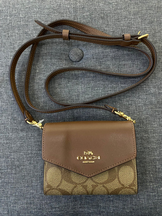 Crossbody micro y cartera Coach cafe estampada camel