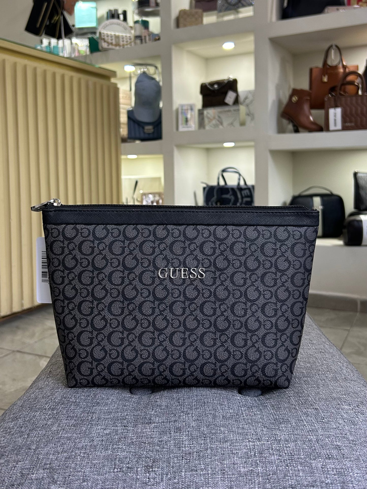 Cosmetiquera guess negra estampada