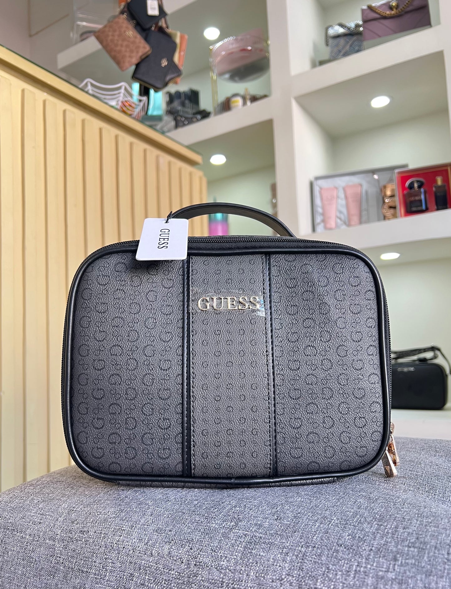 Cosmetiquera Guess estampada negra