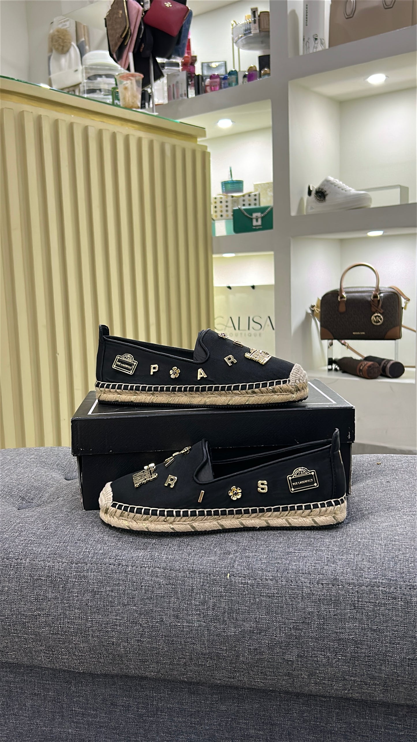Espadrille flat Karl Lagerfeld negra pins dorados