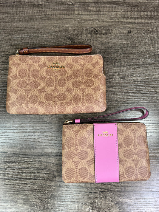 Muñequera Coach estampado grande un cierre