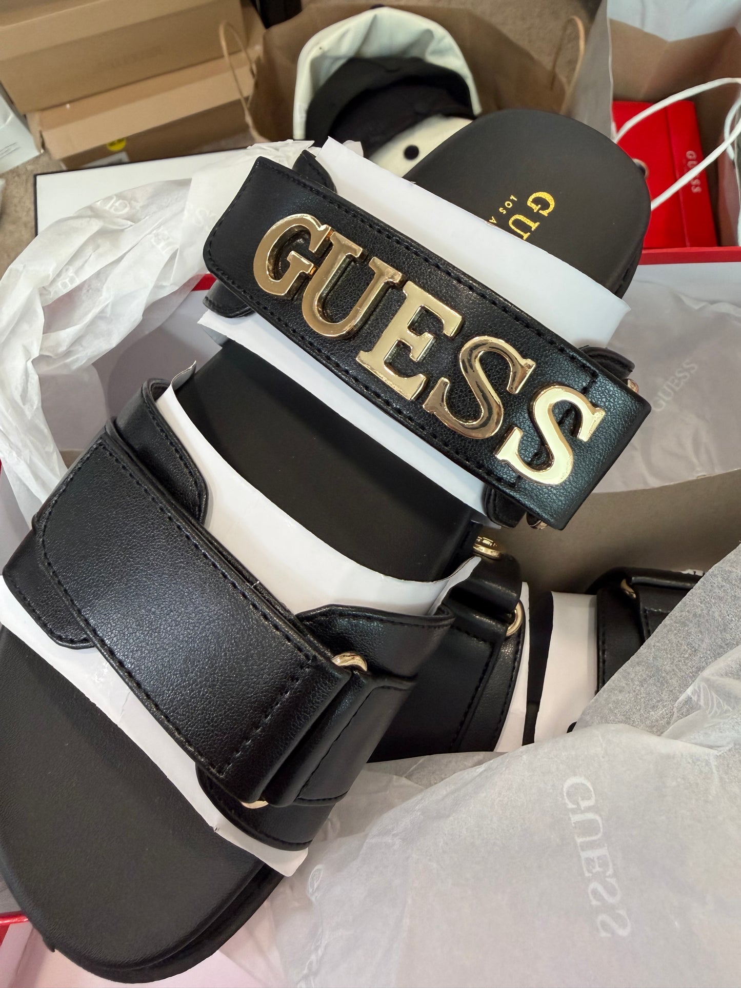 sandalia Guess negra letras grandes doradas