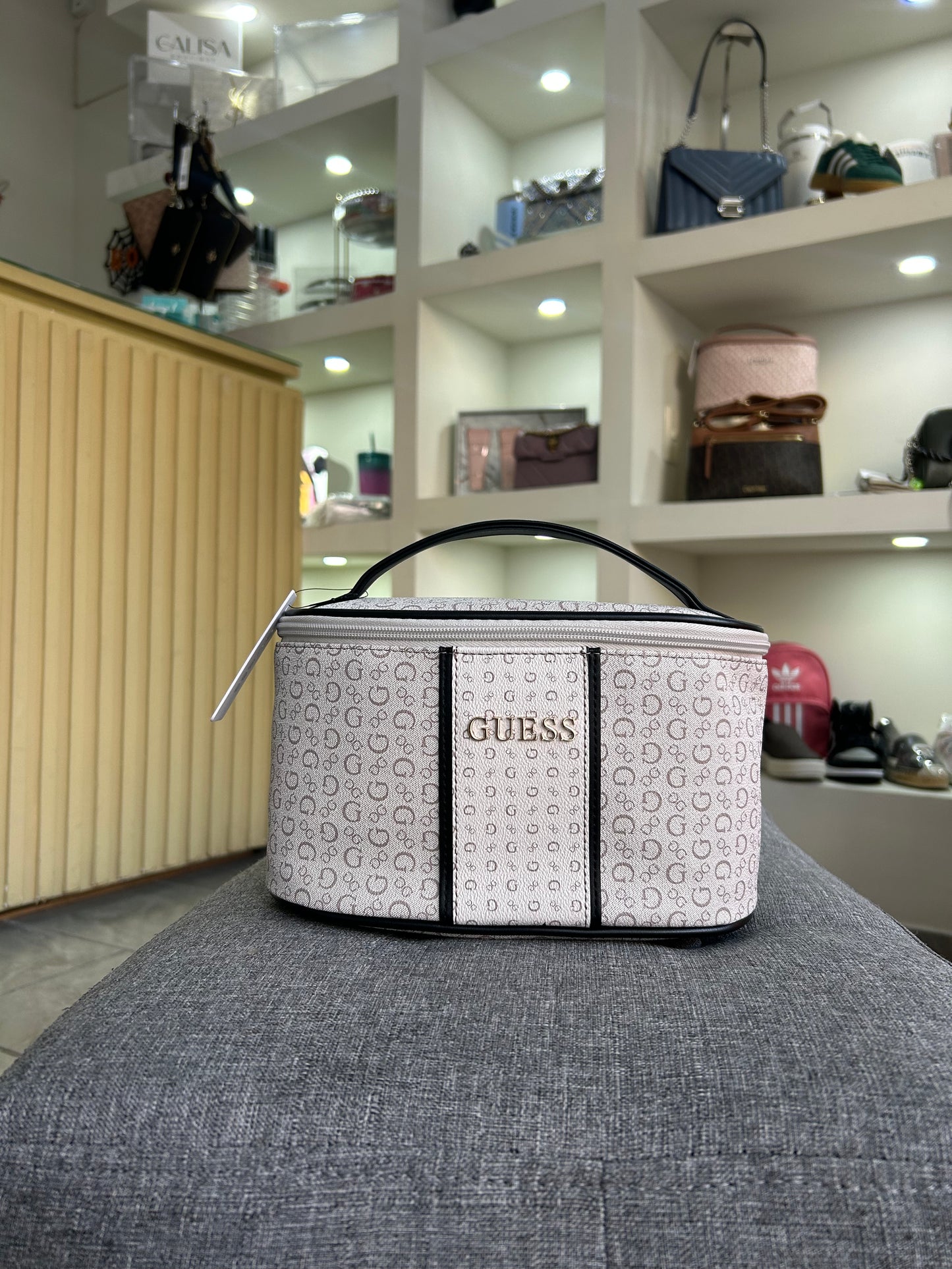 Cosmetiquera Guess