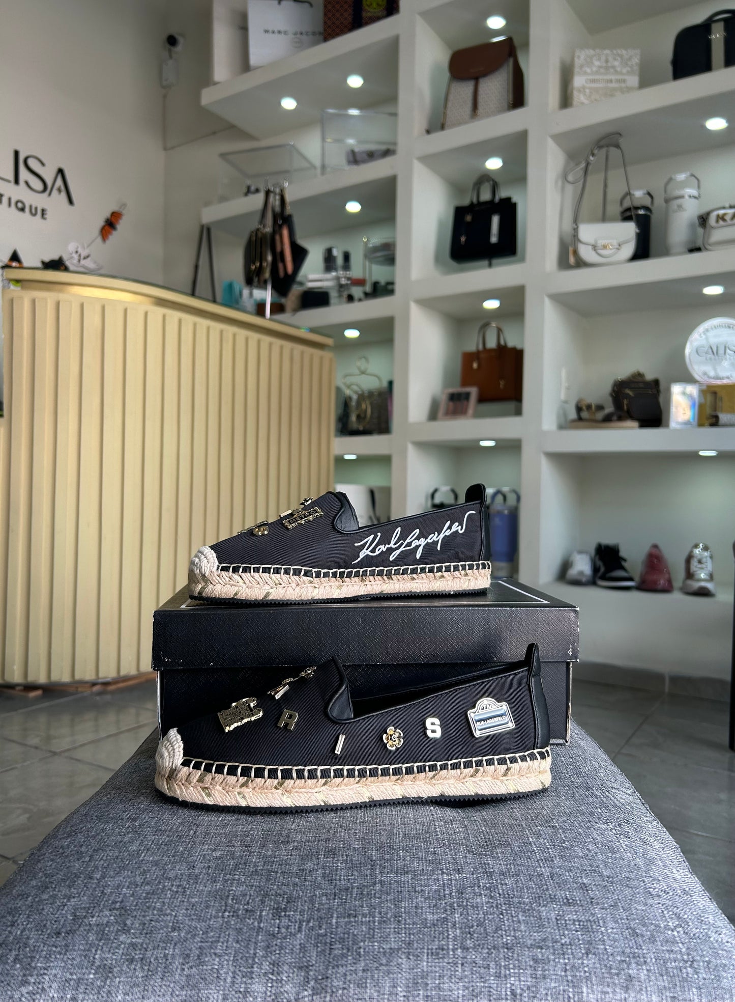 Espadrille Karl Lagerfeld negra pins dorados