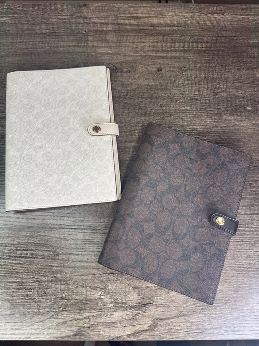 Libreta Coach cafe estampada