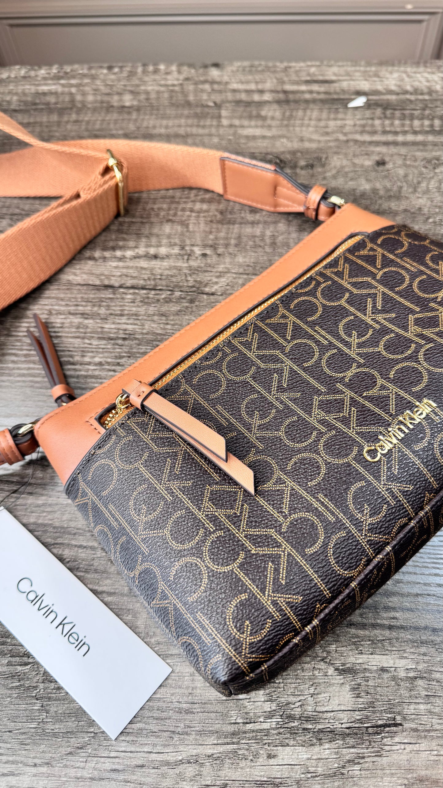 Crossbody Calvin Klein cafe estampada