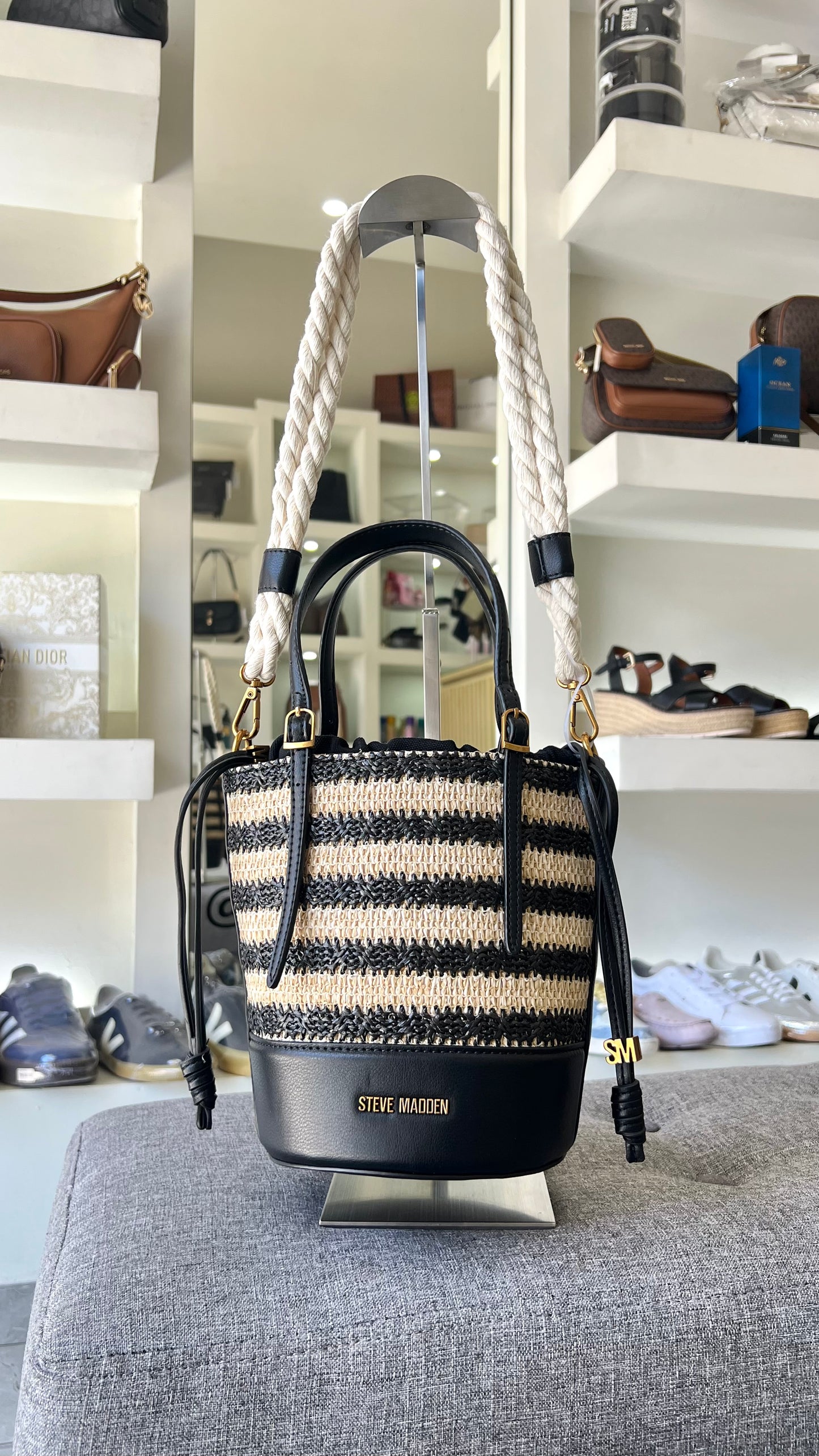 Bolsa Steve Madden rafia negra con blanco