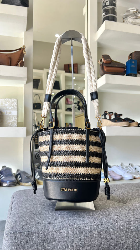 Bolsa Steve Madden rafia negra con blanco