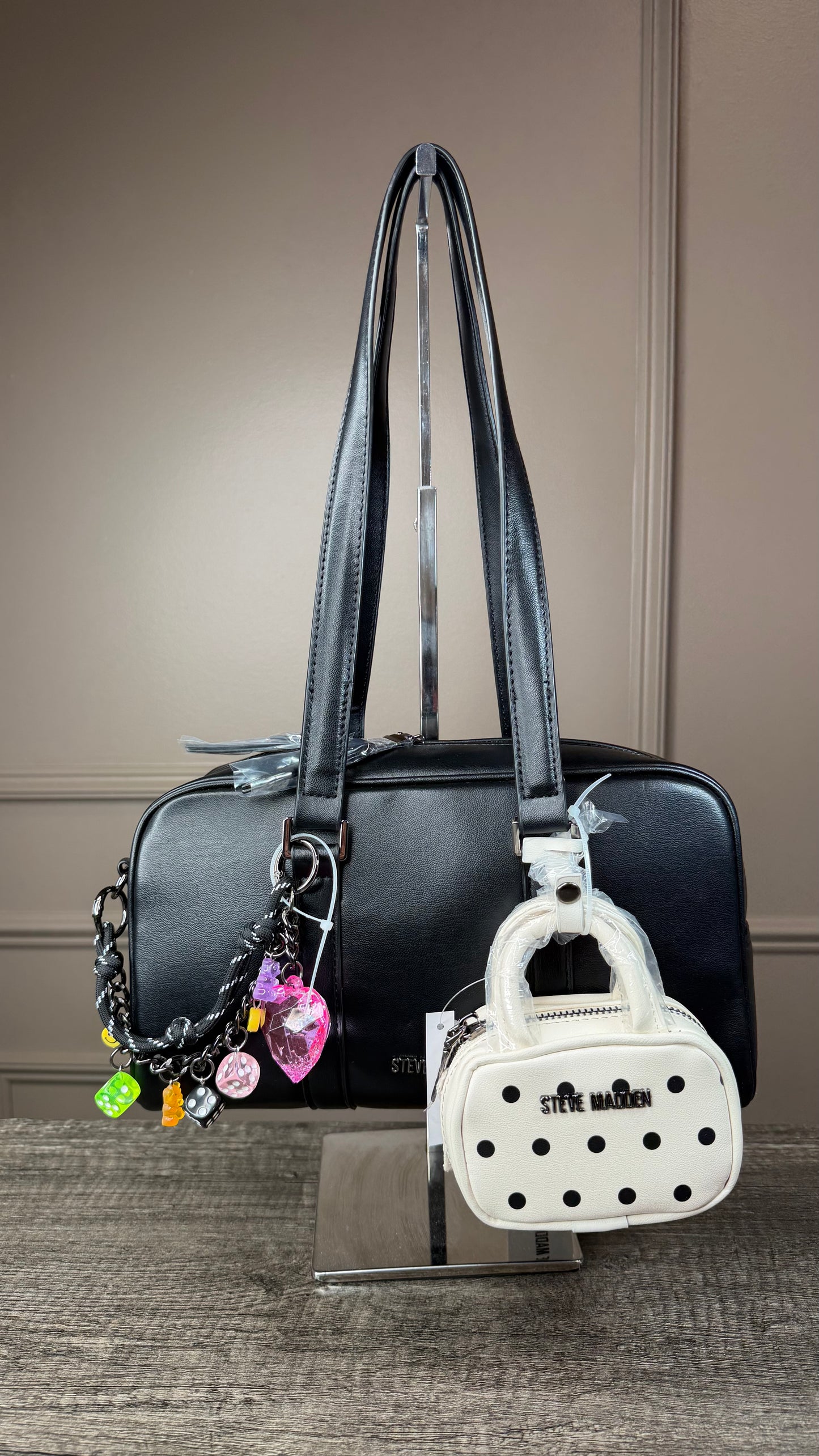 Bolsa Steve Madden negra con bolsa mini beige