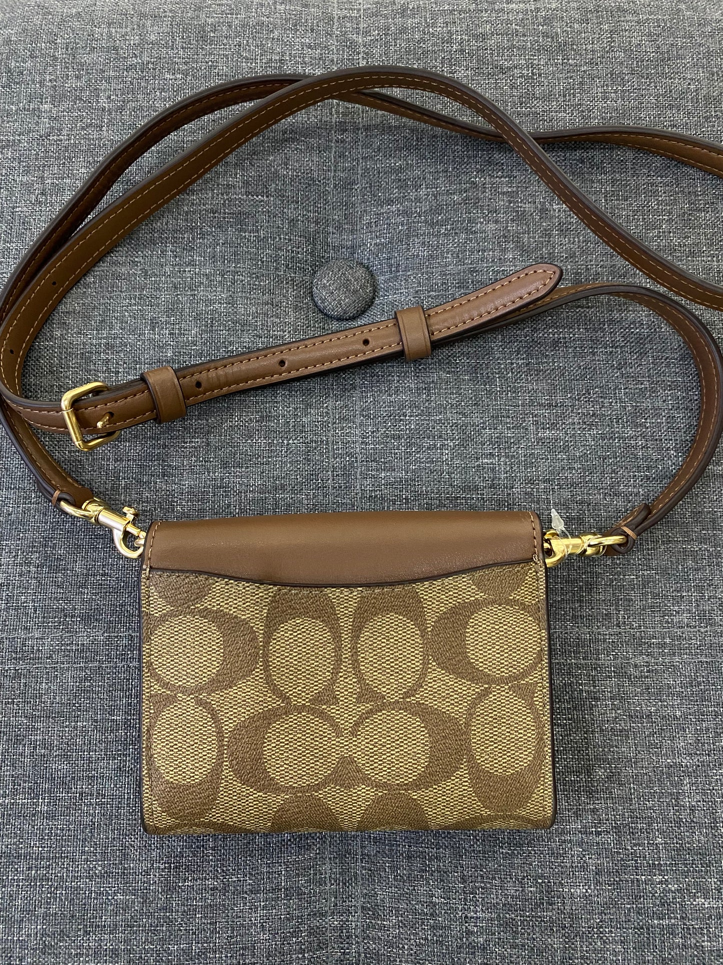 Crossbody micro y cartera Coach cafe estampada camel