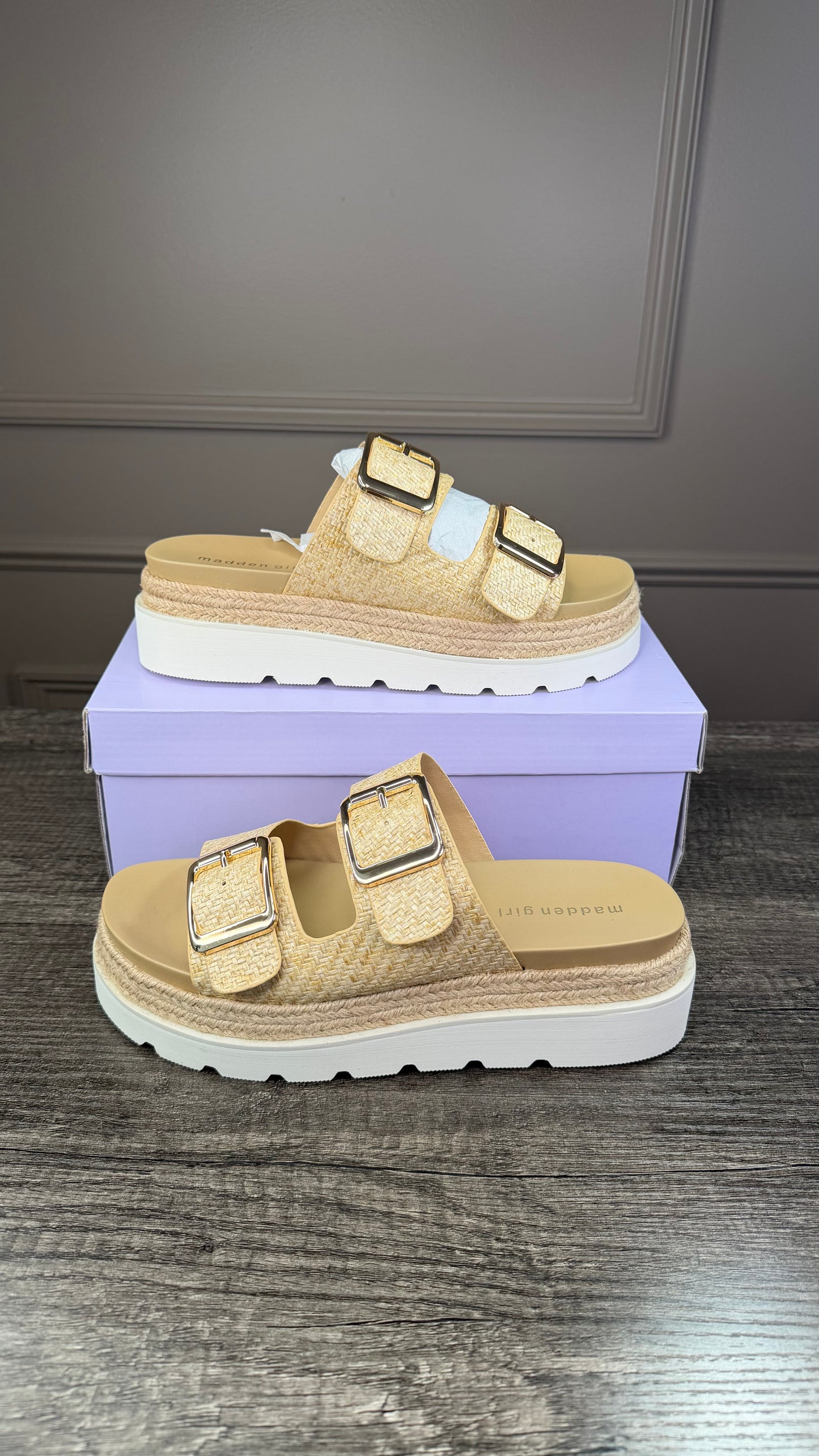Sandalia Steve Madden “madden girl” color beige rafia