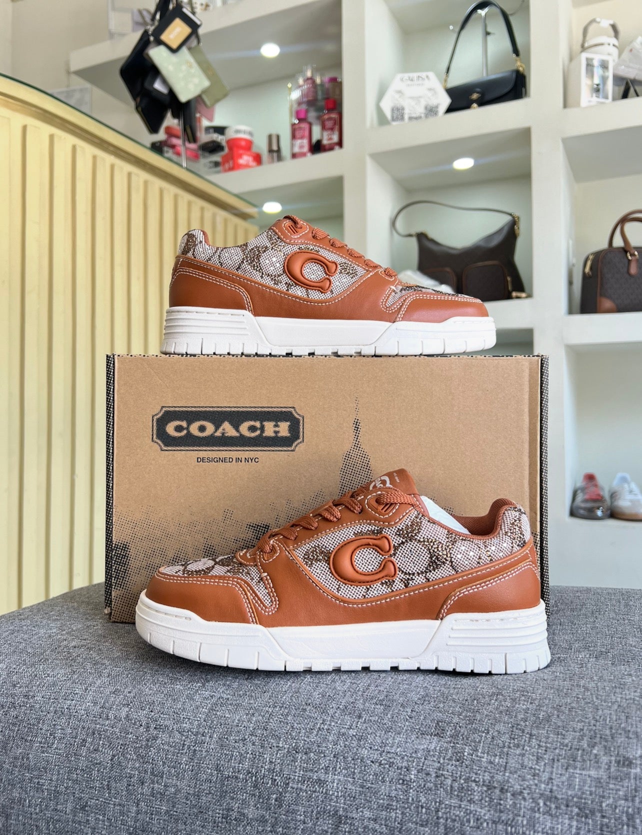 Teni Coach cafe estampado brillos talla 3.5 mx