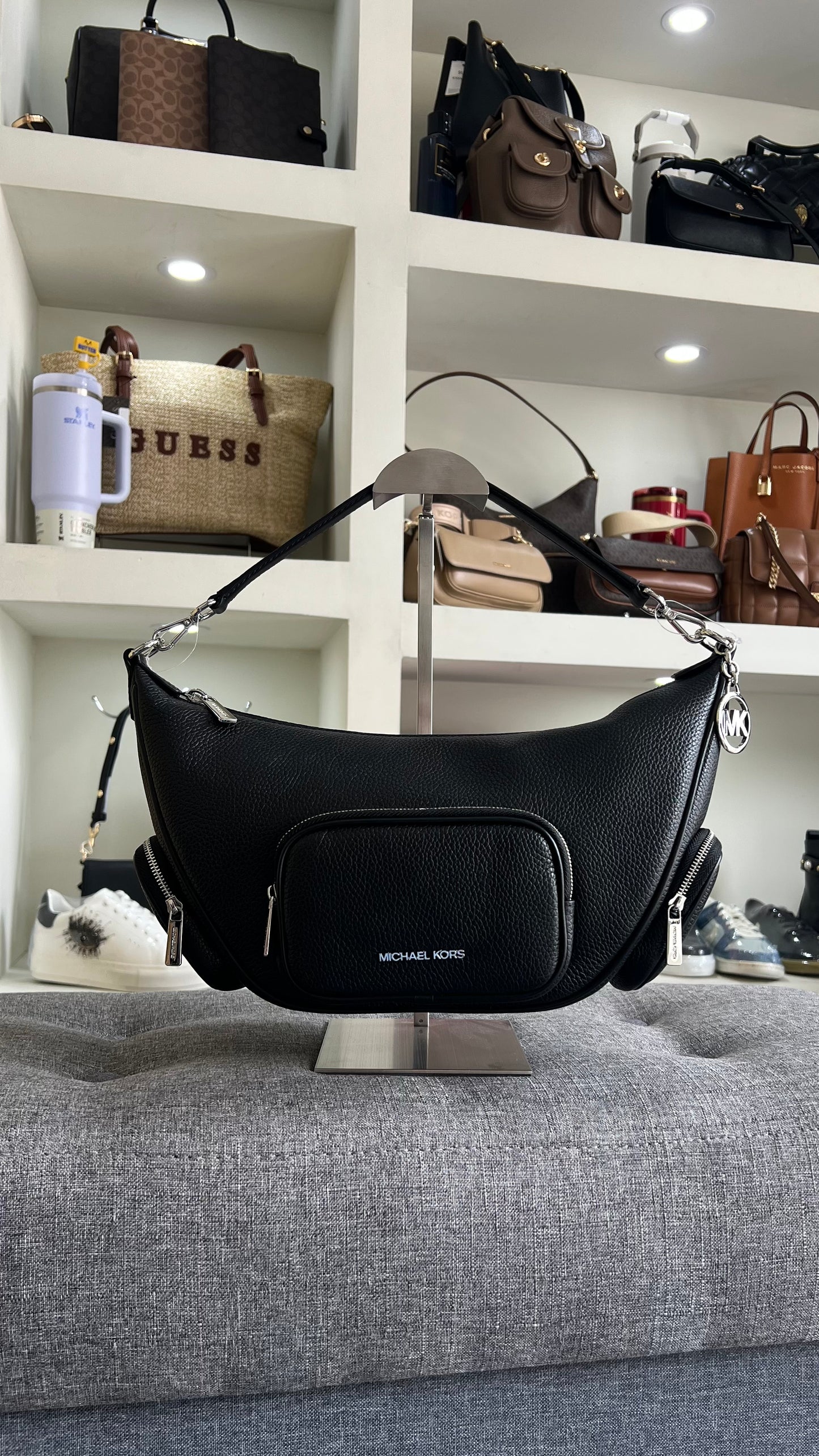 Bolsa Michael kors negro liso bolsita al frente