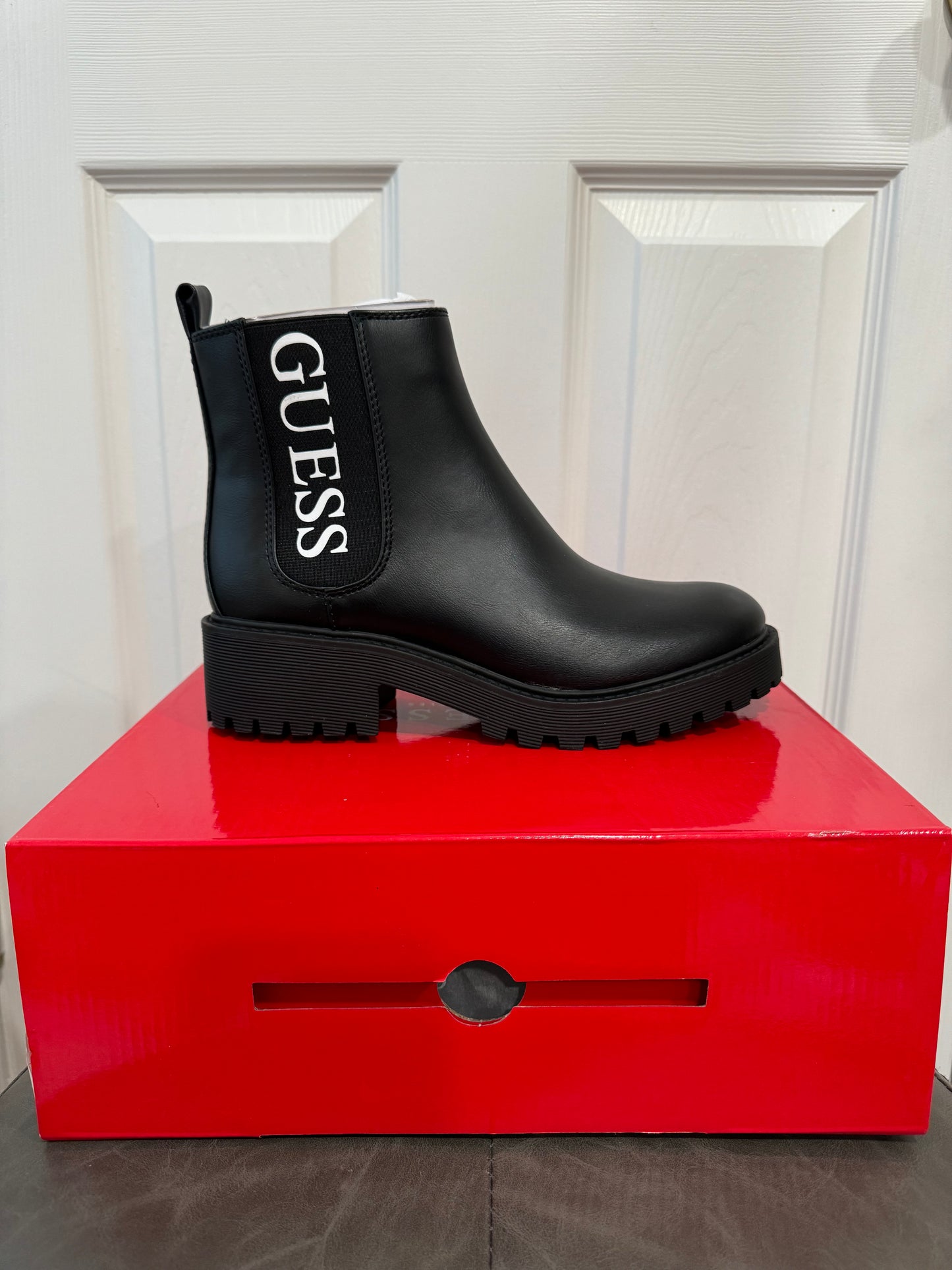 Bota Guess negra.