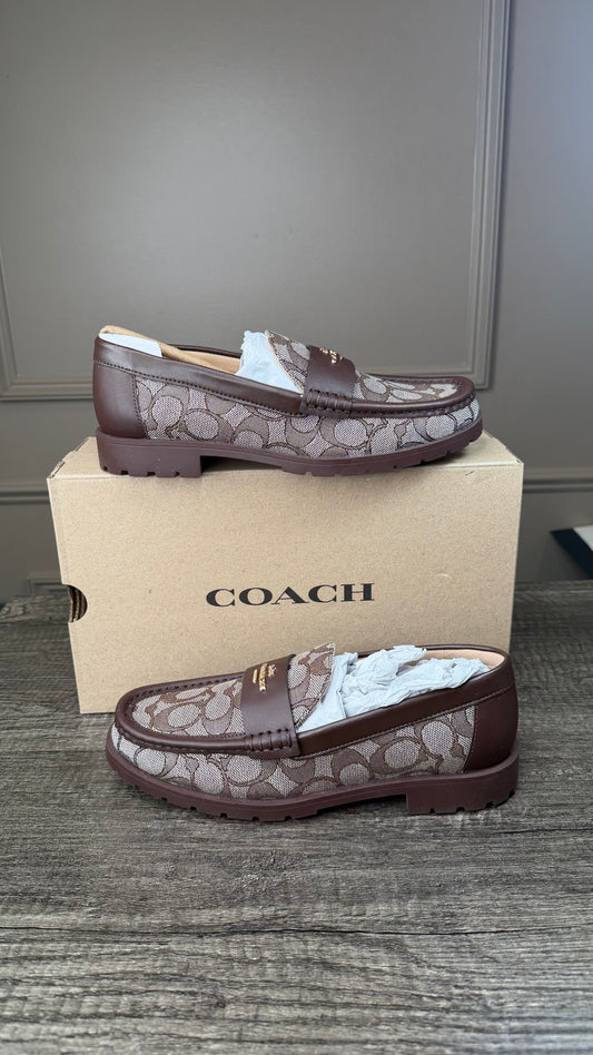 Loafers Coach café estampada