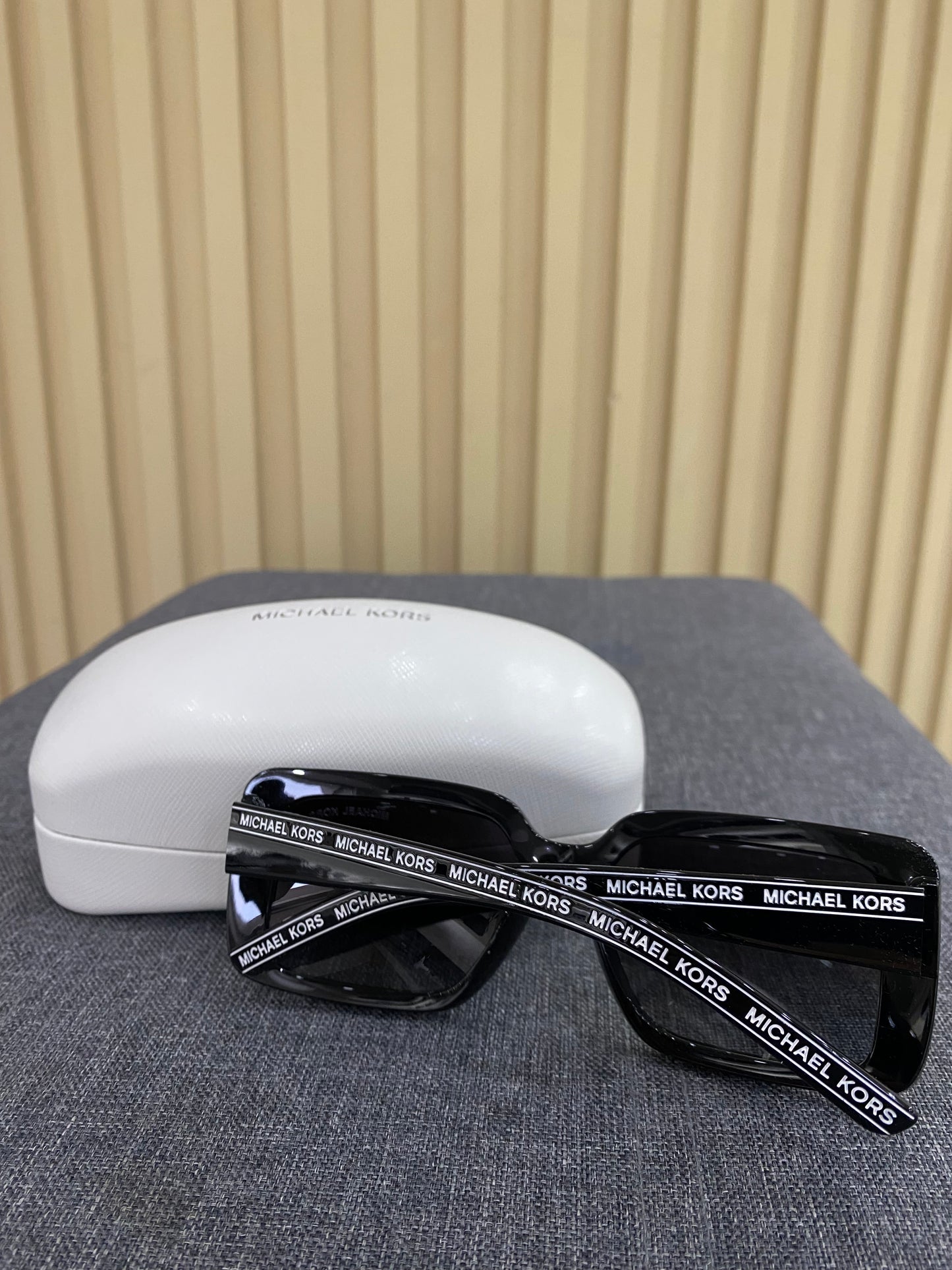 Lentes Michael kors negros con grabado mk a los lados