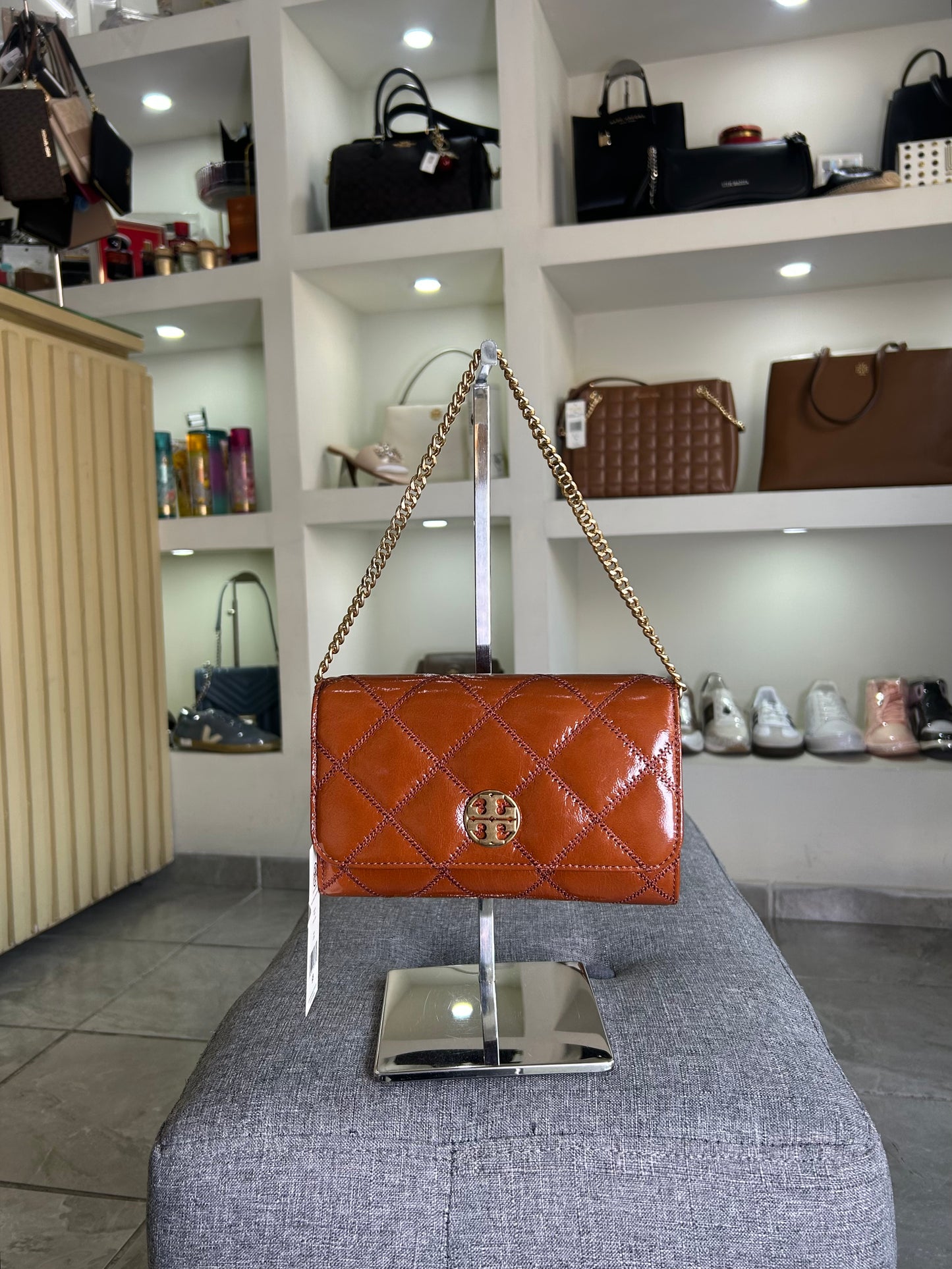 Bolsa crossbody Tory Burch cafe tipo sobre