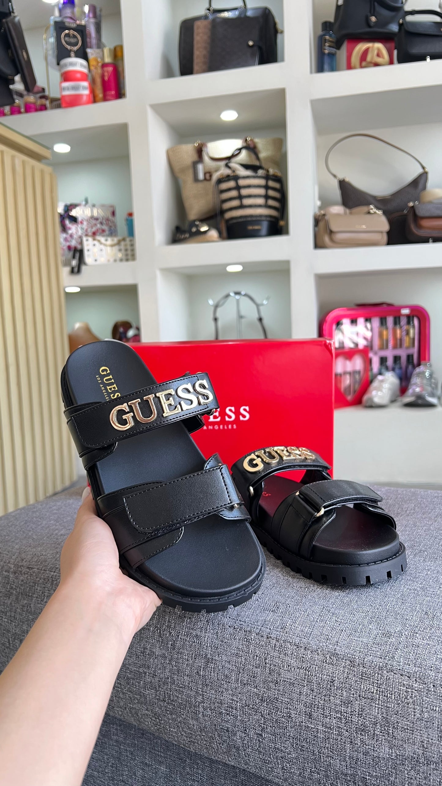 sandalia Guess negra letras grandes doradas