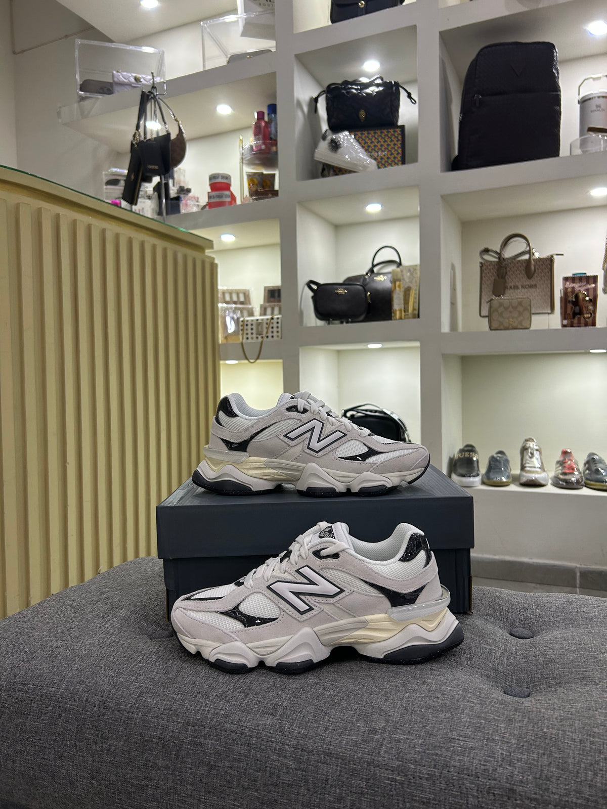 Teni New Balance gris con blanco y negro