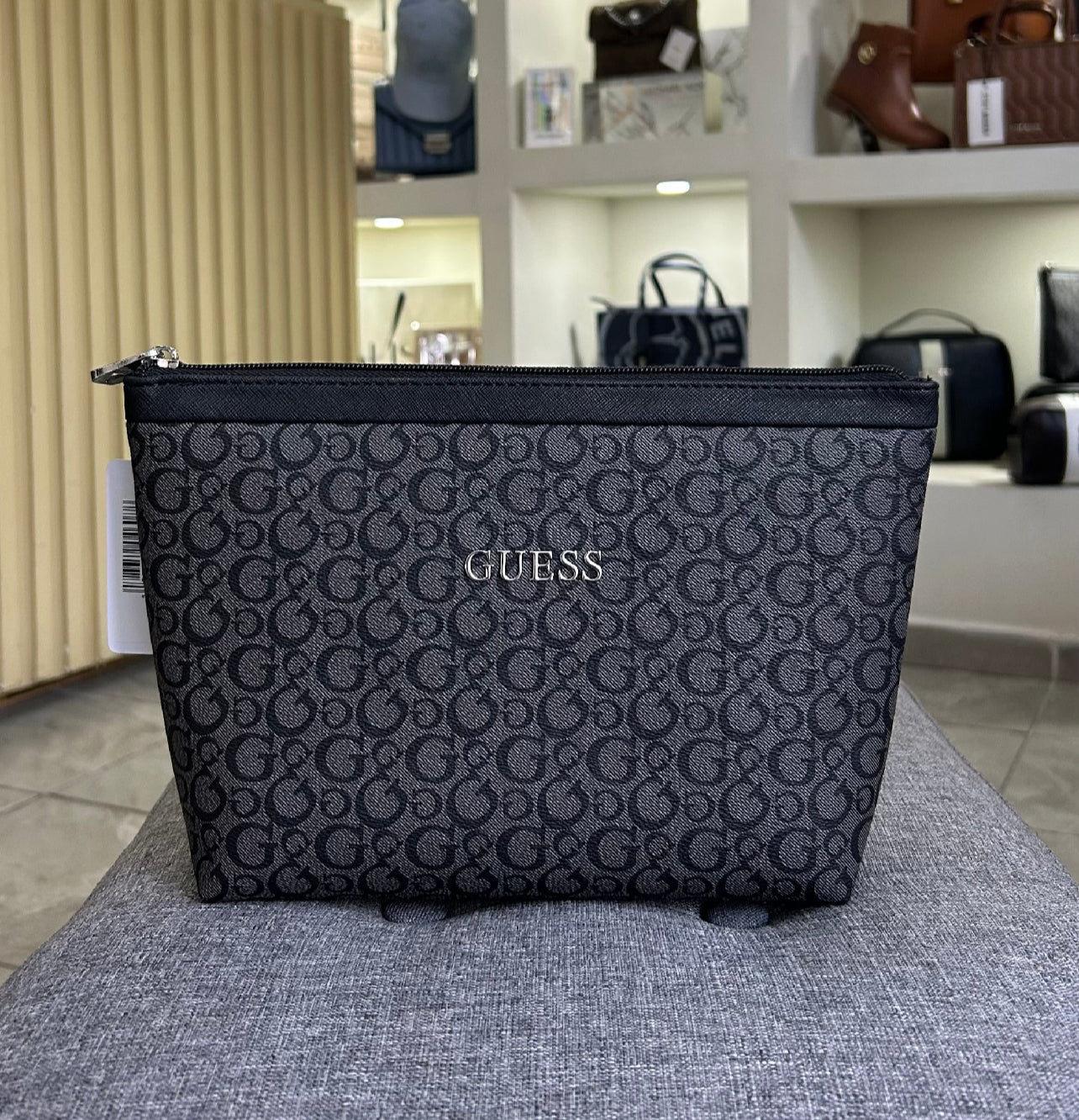 Cosmetiquera guess negra estampada