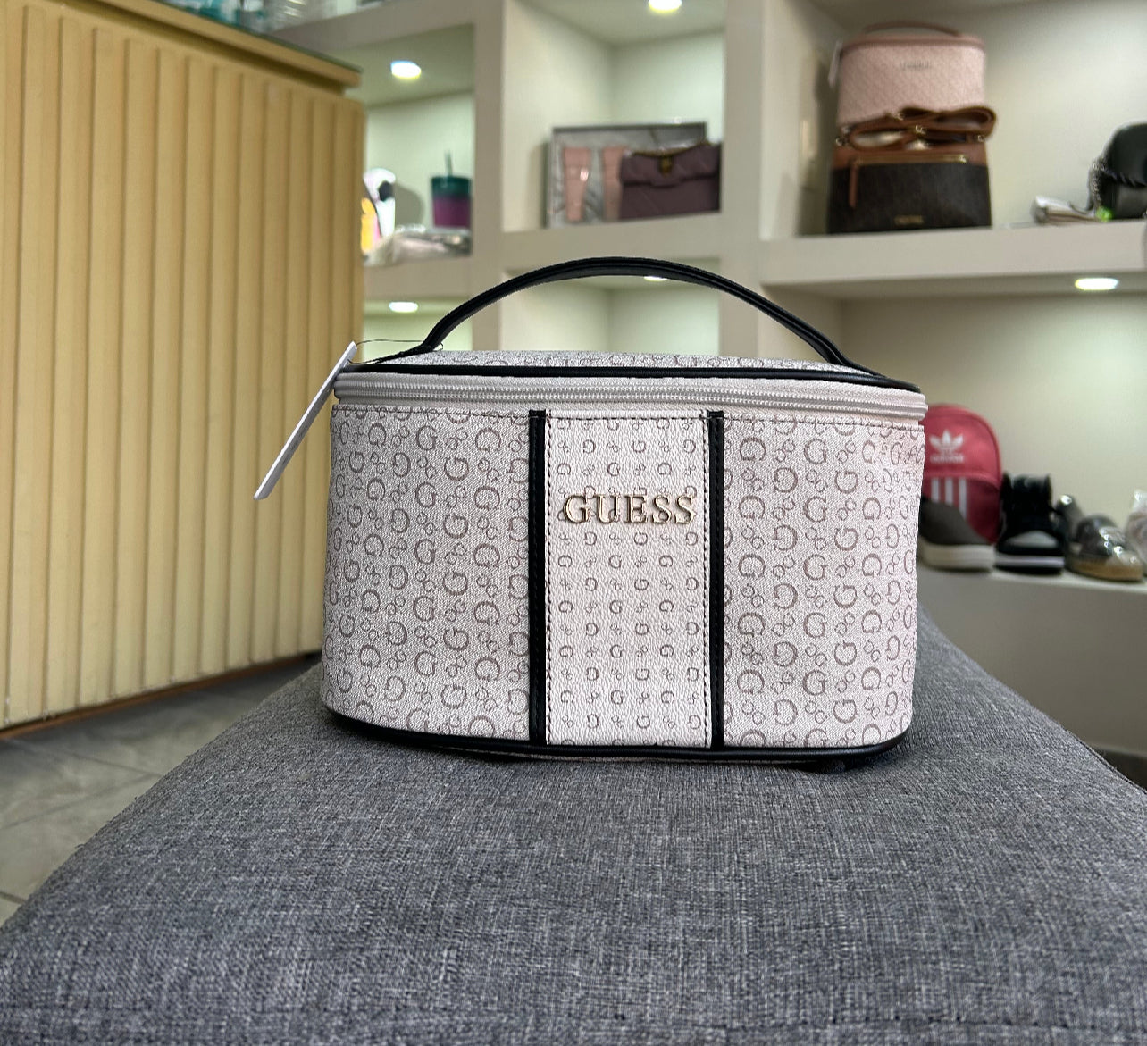 Cosmetiquera Guess