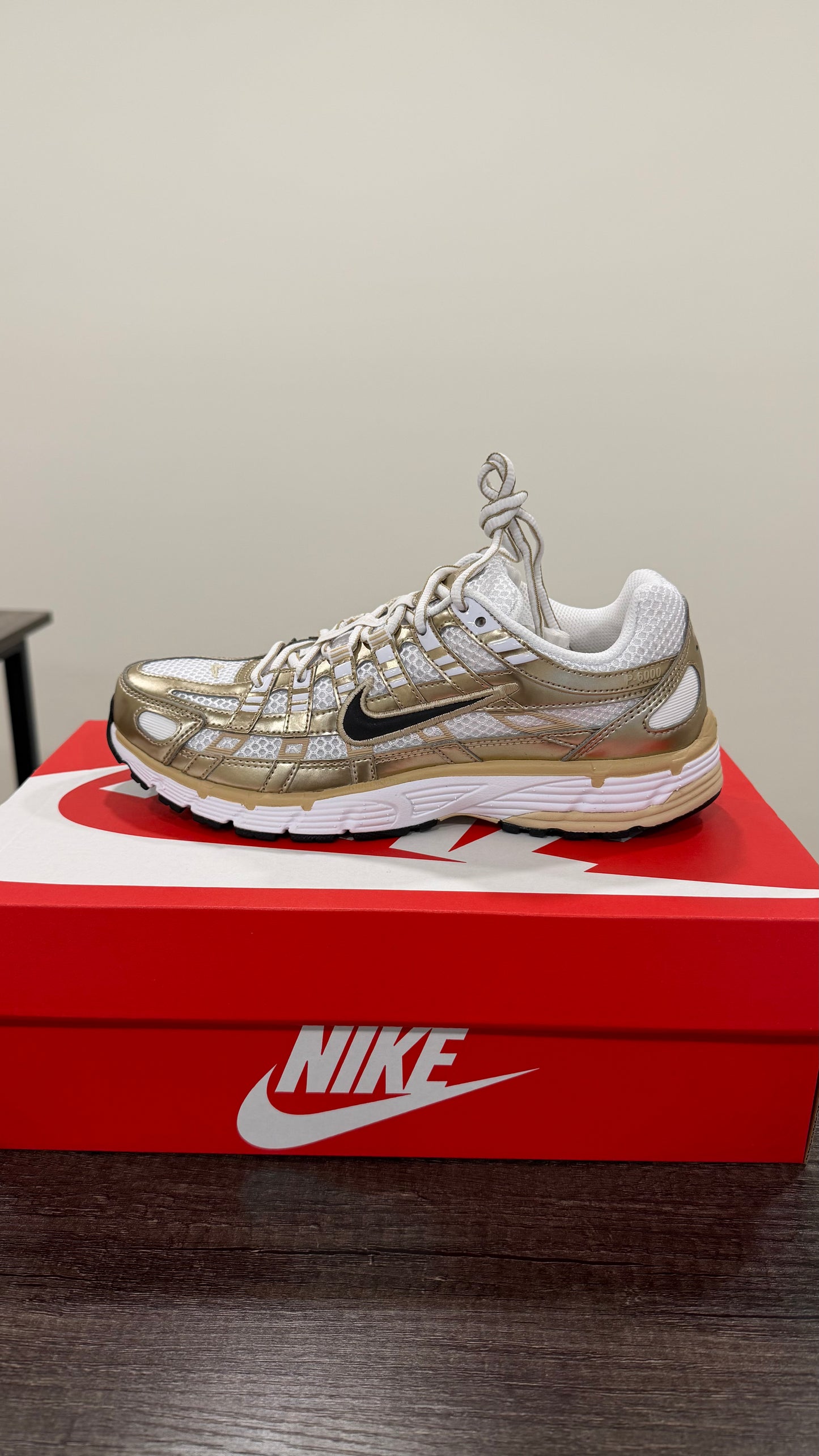 Teni w nike p-6000 gold dorado