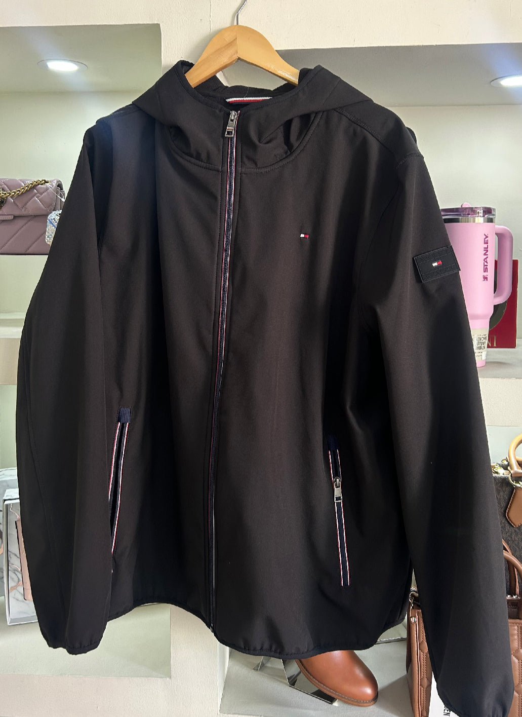 Chamarra Tommy Hilfiger negra