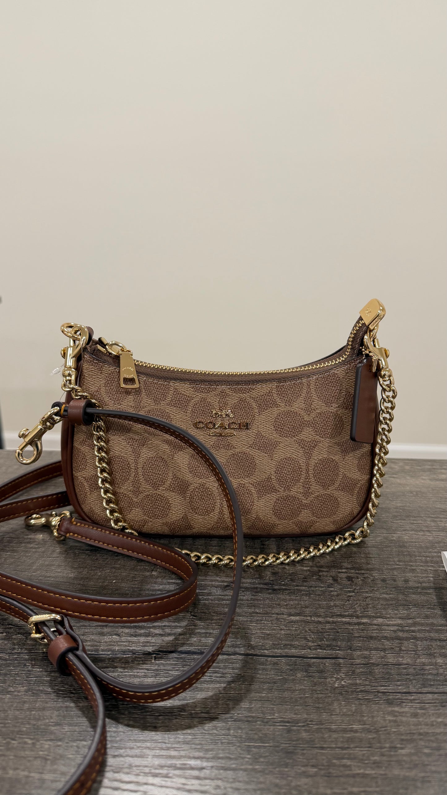 Bolsa Crossbody Coach con strap y cadena camel estampada
