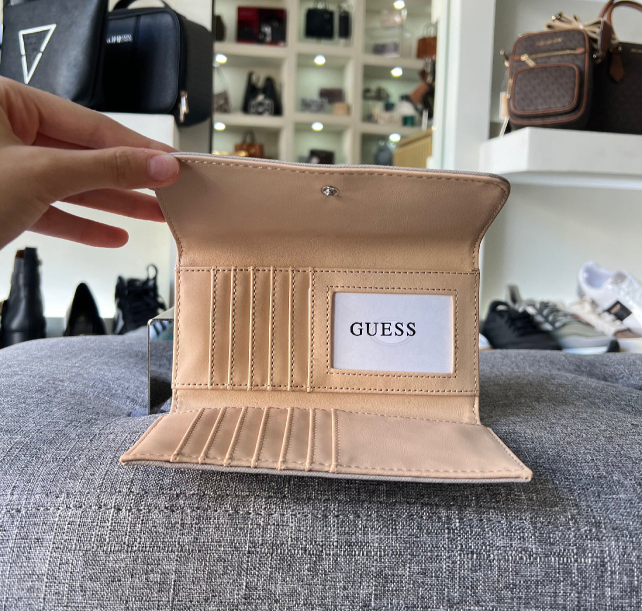 Cartera Guess taupe