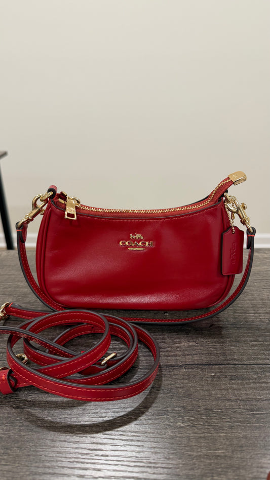 Bolsa Crossbody Coach roja con strap corto y largo