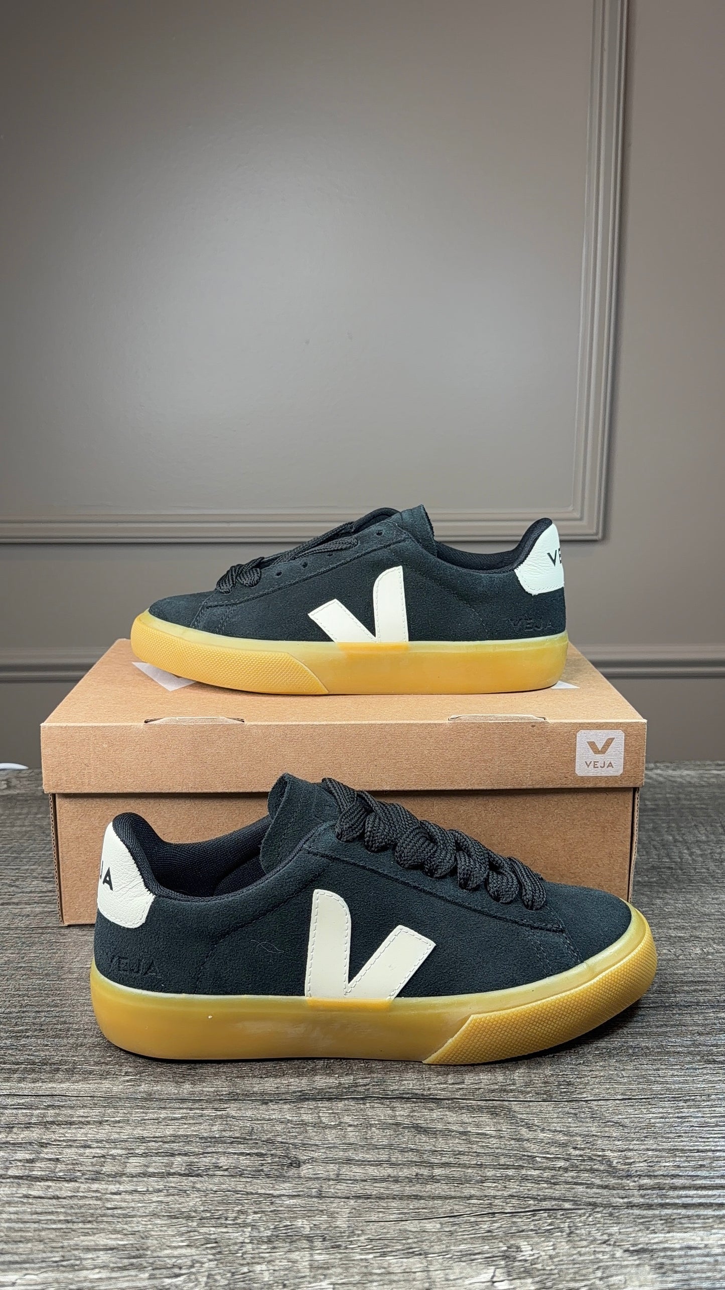 Teni Veja negro suede