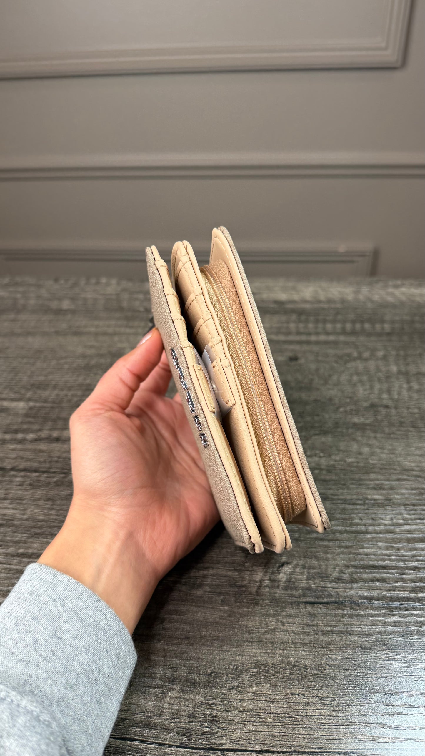 Cartera Guess beige estampada