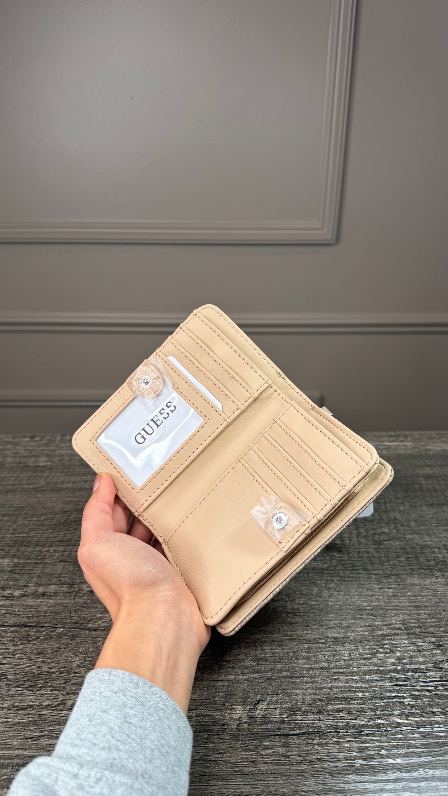 Cartera Guess beige estampada