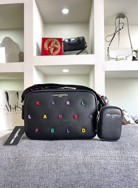 Crossbody Karl Lagerfeld negra letras de colores