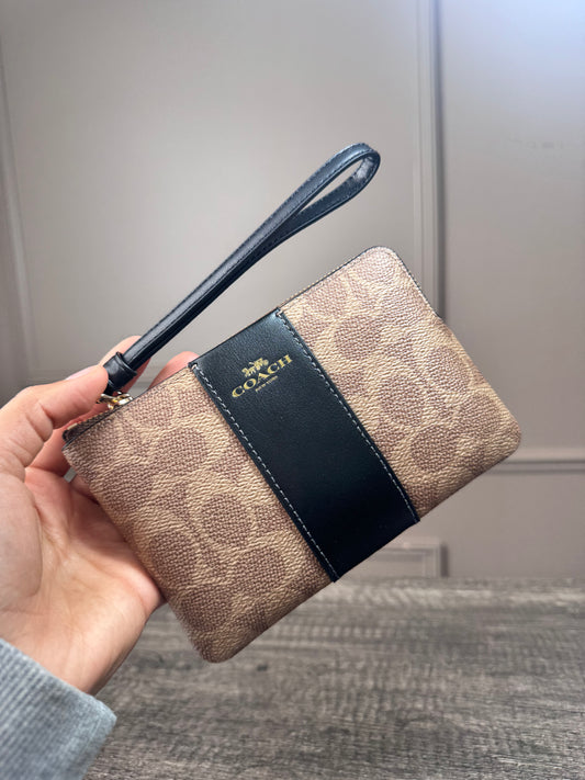 Muñequera COACH café estampada línea negra