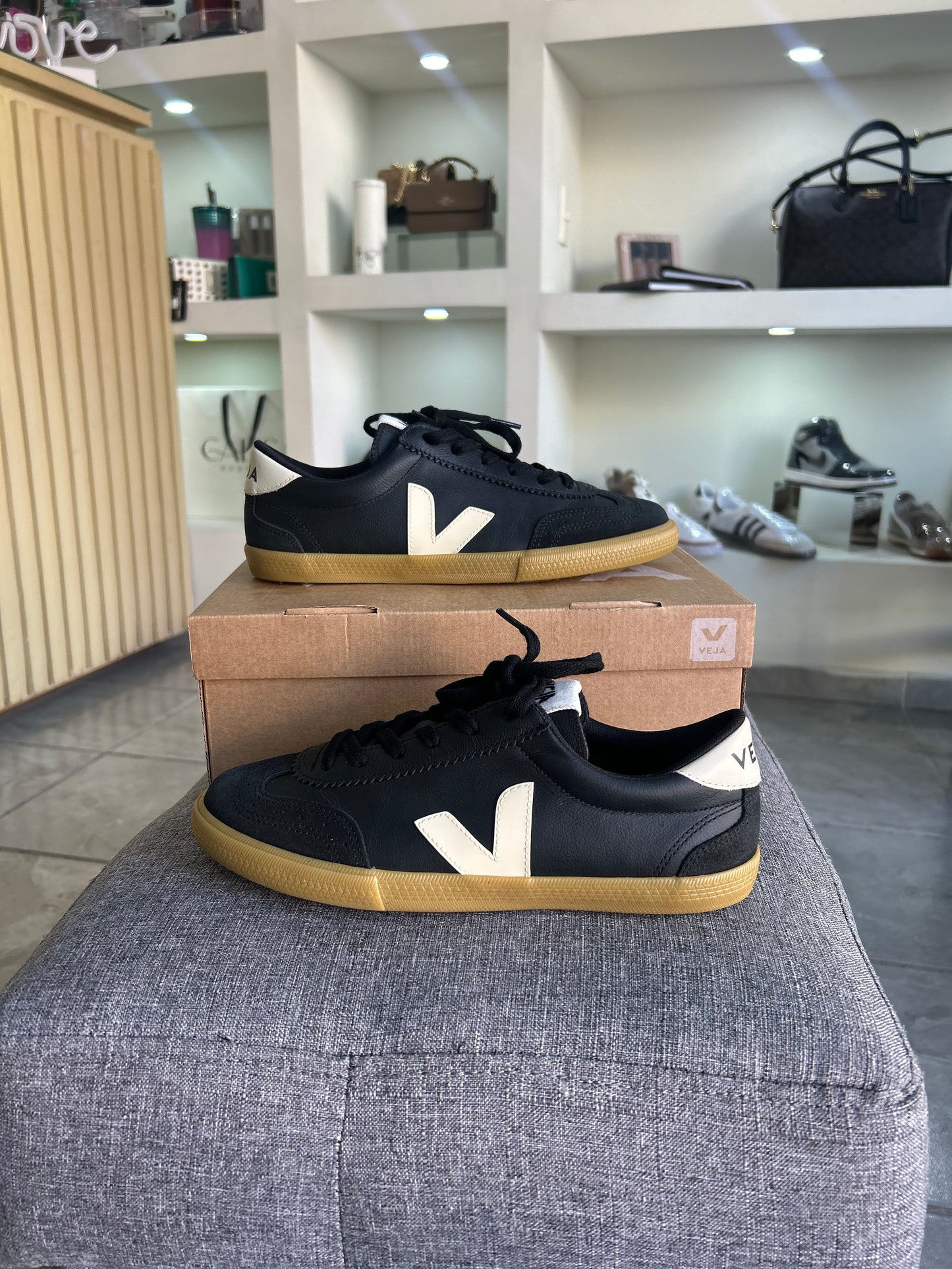 VEJA VOLLEY LEATHER BLACK PIERRE