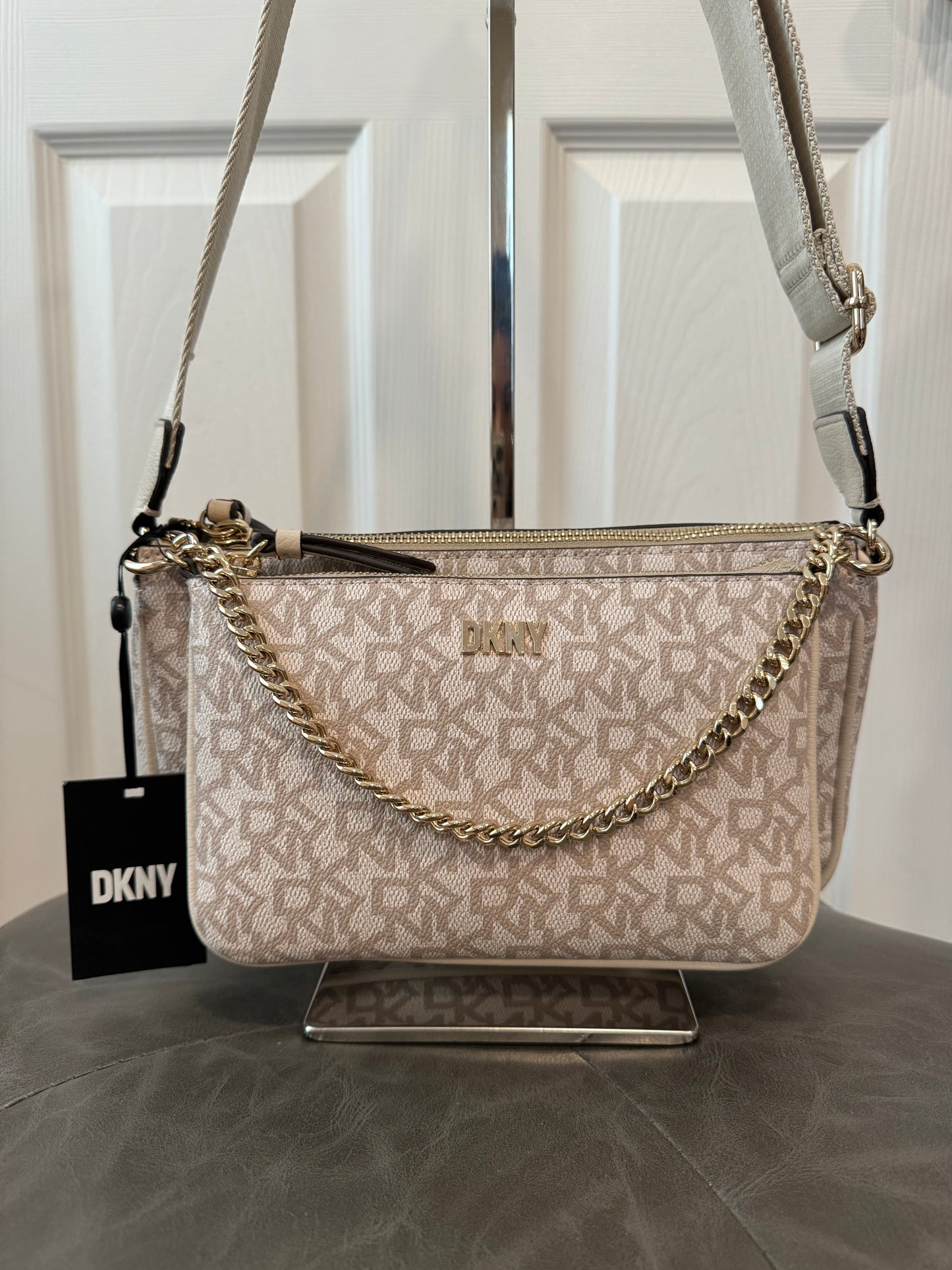 Crossbody DKNY estampada