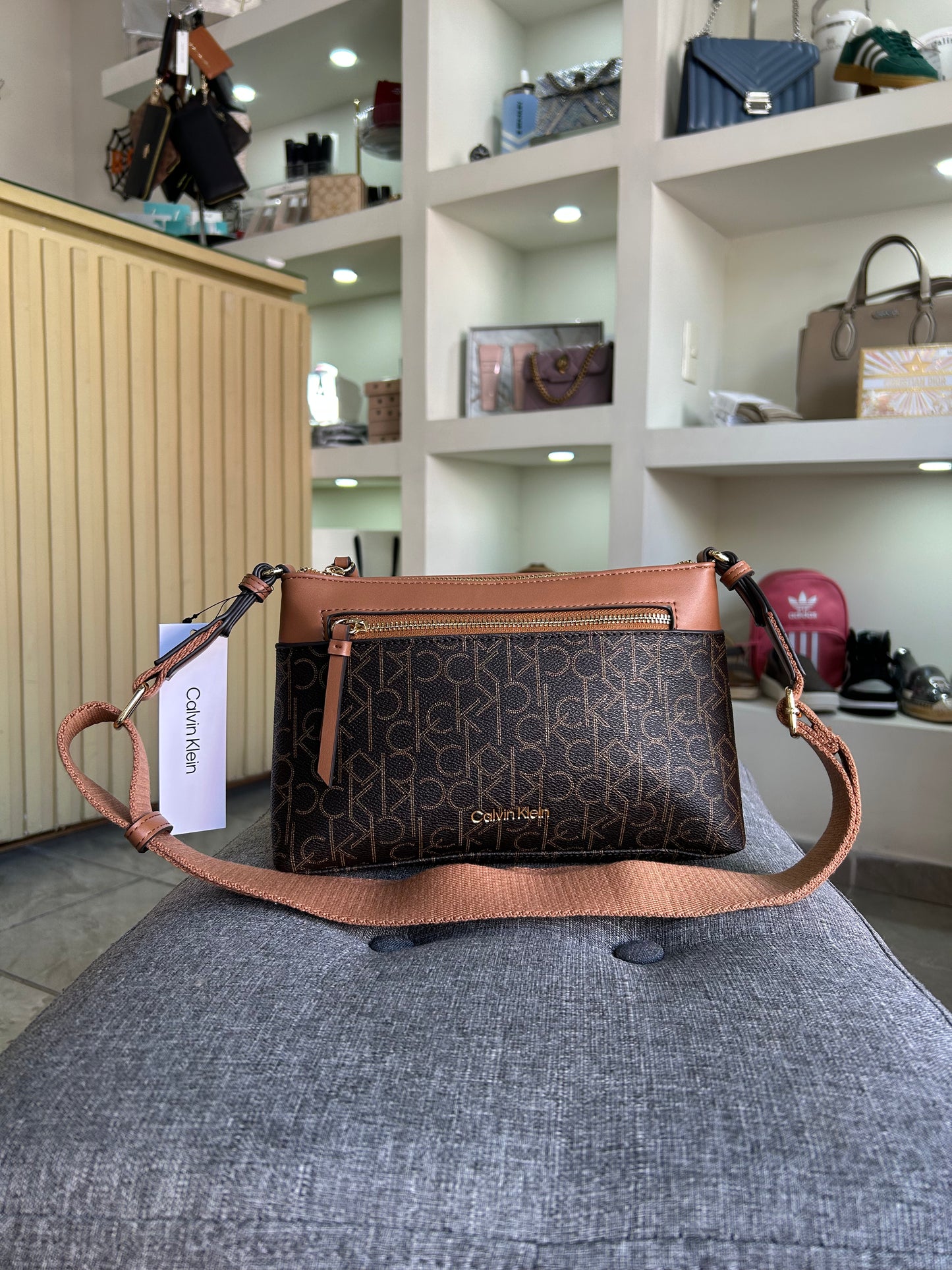 Crossbody Calvin Klein cafe estampada