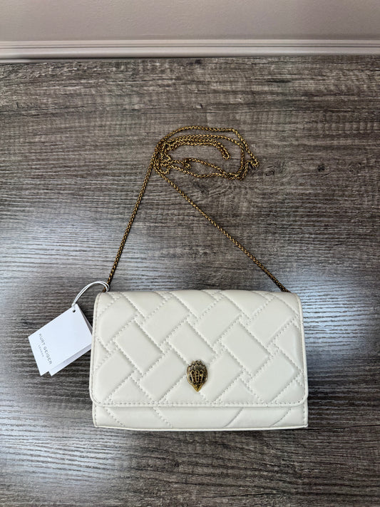 Crossbody kurt geiger beige cadena dorada